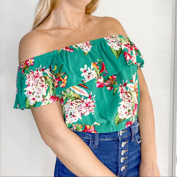 Express Tops - Express floral off-the-shoulder green crop top, size small